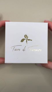 Белая коробка с логотипом Fiore di Firenze в золотом тиснении — упаковка коллекции IL SPADA, вид крупным планом, нейтральный фон.