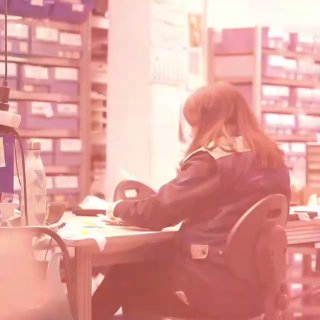 Сотрудница магазина за рабочим столом — упаковка заказов или администрирование ассортимента Rosone; фоновое фото из жизни магазина с розовым оттенком.