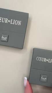 Две фирменные коробки Coeur de Lion на светлом фоне — вид упаковки бренда с логотипом, акцент на презентации и качестве упаковки.
