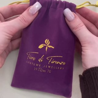 Фирменный мешочек Fiore di Firenze фиолетового цвета с логотипом, упаковка комплекта SFERA, демонстрация брендинга и подарочной подачи.