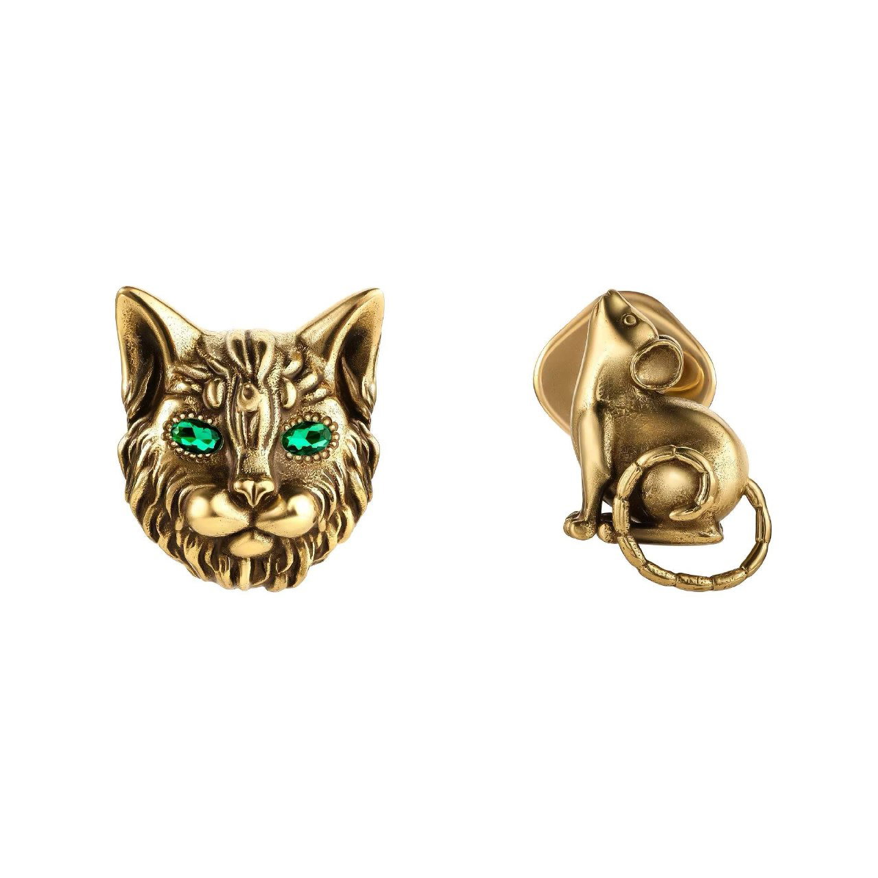 Серьги-гвоздики с головой кошки и фигуркой мыши из коллекции Gatto e Topo в золотистом тоне с зелёными стразовыми глазами на белом фоне.