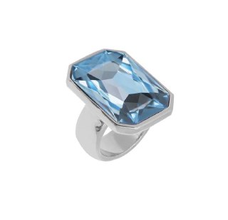 Кольцо с прямоугольным светло-голубым кристаллом Swarovski на белом фоне, вид спереди и детализация огранки в студийной съемке