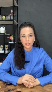 Кадр из видео: доктор Марина Шестакова в синей медицинской форме сидит перед полкой с баночками и объясняет рекомендации по холестерину.