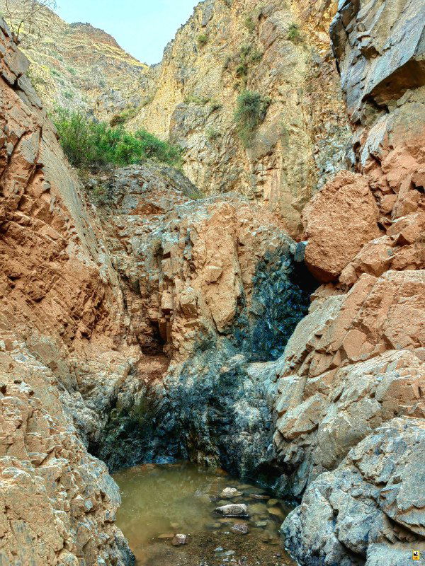 Каменные породы в узком каньоне, мелкие заводи и крутые каскады — пример трудного участка пути, где нужна хорошая обувь.