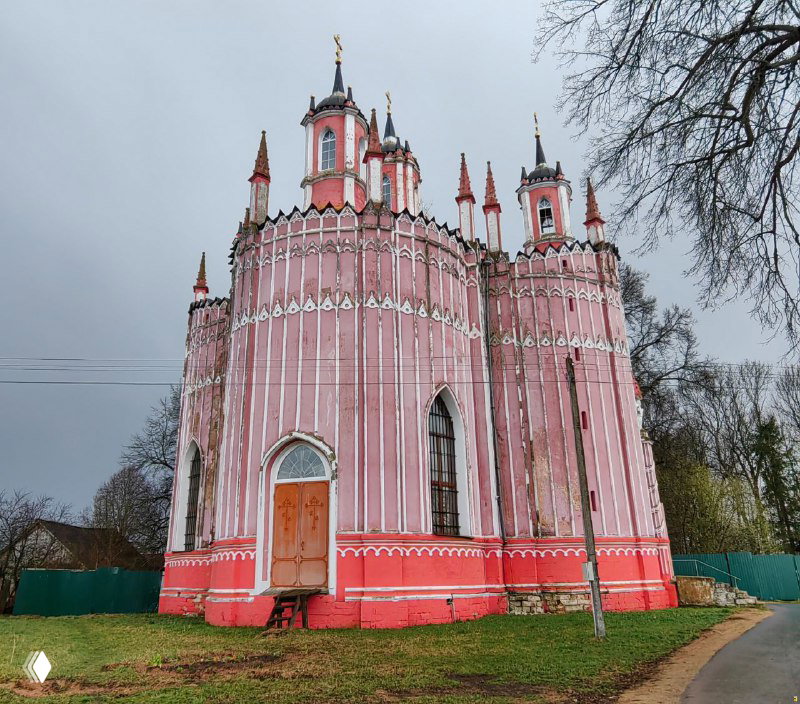 Псевдоготическая церковь в селе Красное, Тверская обл.