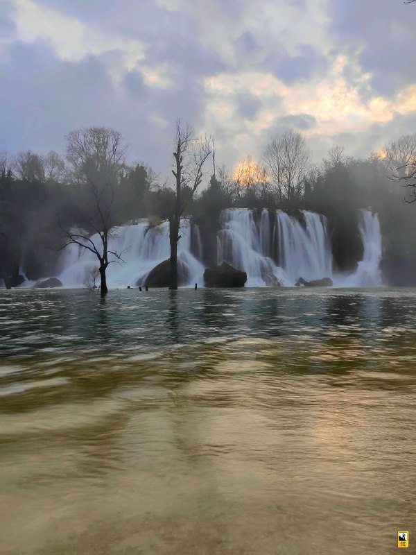 Водопад Кравица — широченная мощь воды