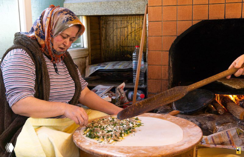 Турецкий стол и гёзлеме в Bülentin Yeri