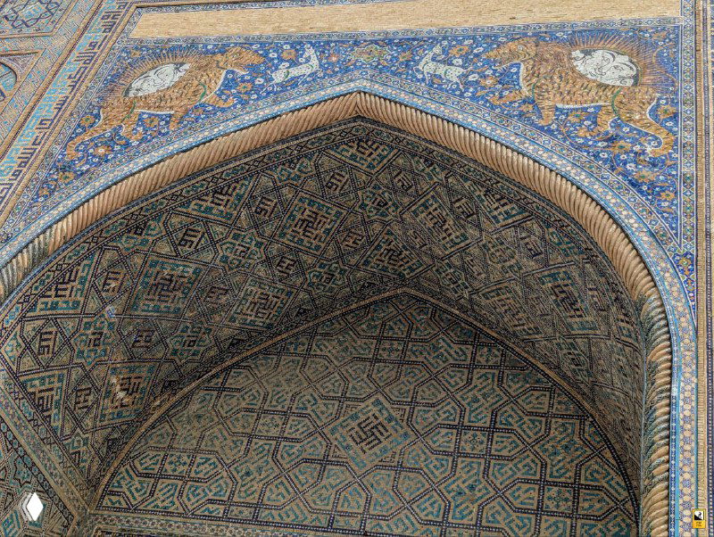 Крупный план мозаики арки медресе Регистана: сложный геометрический узор, бирюзовые и синие глазурованные плитки и тонкая орнаментация.