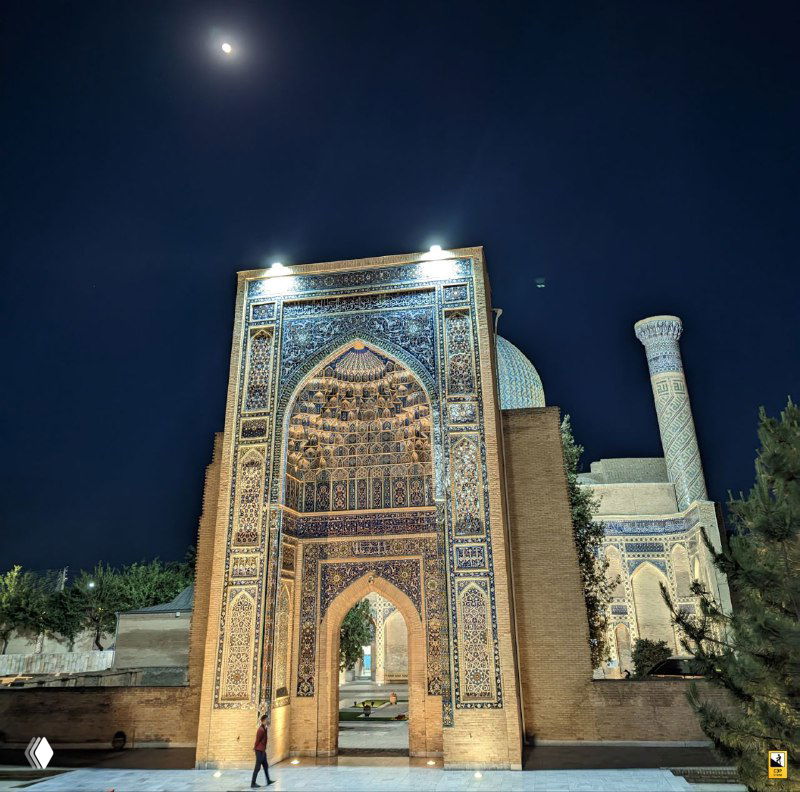 Входной портал Гур-Эмир вечером: богатая мозаика арки и портал, подсветка подчёркивает орнамент и архитектурную глубину сооружения.