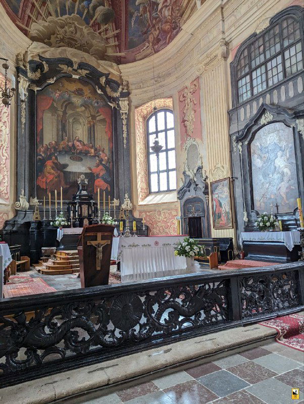 Вид на алтарную часть костела Божьего Тела: росписи, резьба и элементы убранства вокруг центрального престола и алтаря.