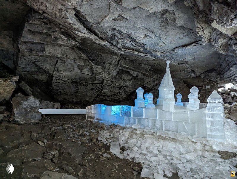 Ледяные скульптуры и инсталляции внутри Кунгурской пещеры: миниатюрные «замки» и фигурки, подсвеченные холодным голубым светом; фото с экскурсии.