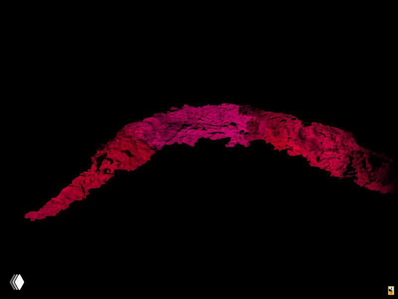 Яркая цветная подсветка свода пещеры — красные и зелёные прожекторы создают сюрреалистический интерьер и театральную атмосферу экскурсионной тропы Кунгурской пещеры.