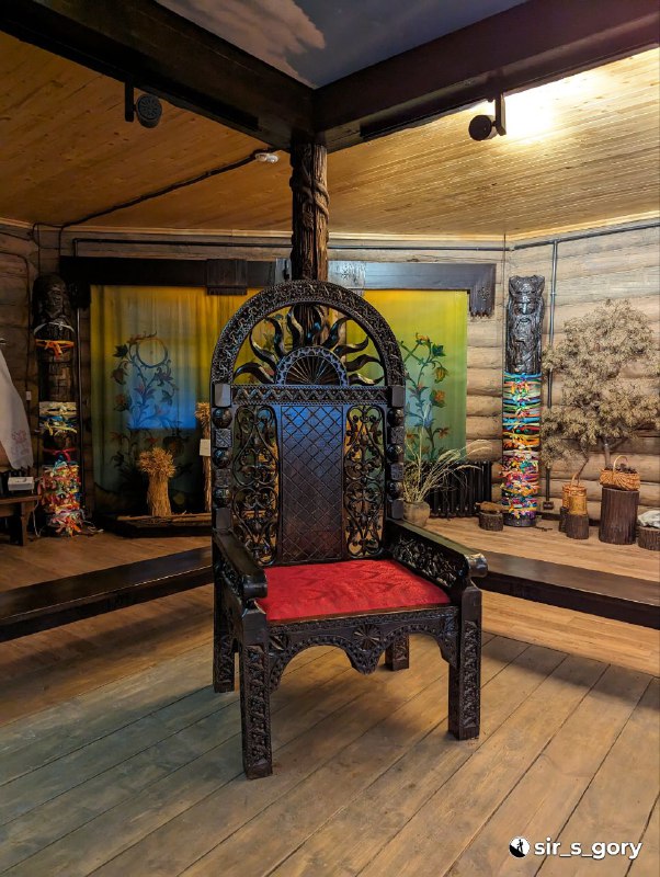 Царский трон в Тереме Берендея: резной деревянный стул с красной подушкой, предназначенный для детских и взрослых фотосессий.