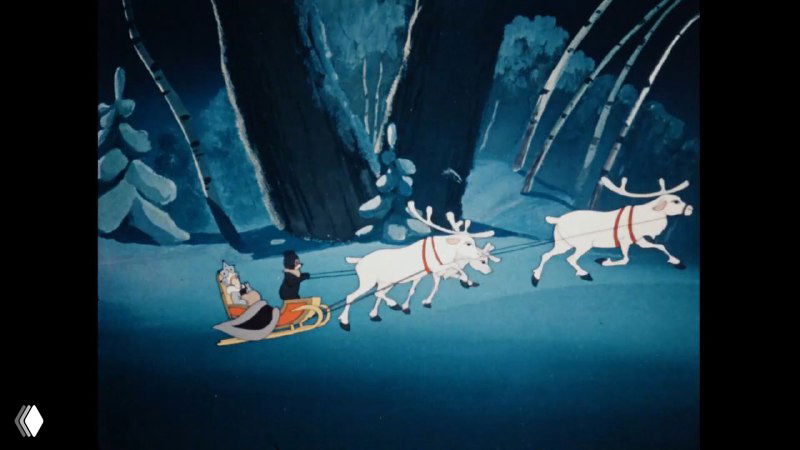 Сцена из мультфильма: санная упряжка оленей в ночном заснеженном лесу, традиционный зимний сюжет с героями праздника и движением по дороге.