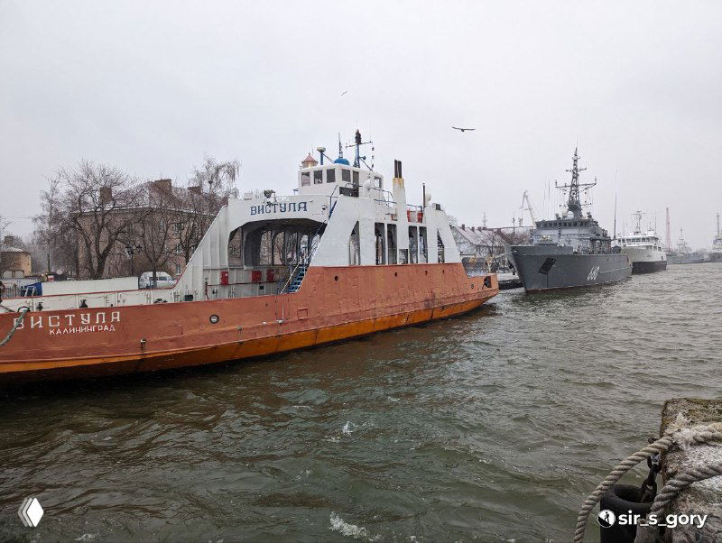 Молы Балтийска зимой: паром, маяк и километр Балтики