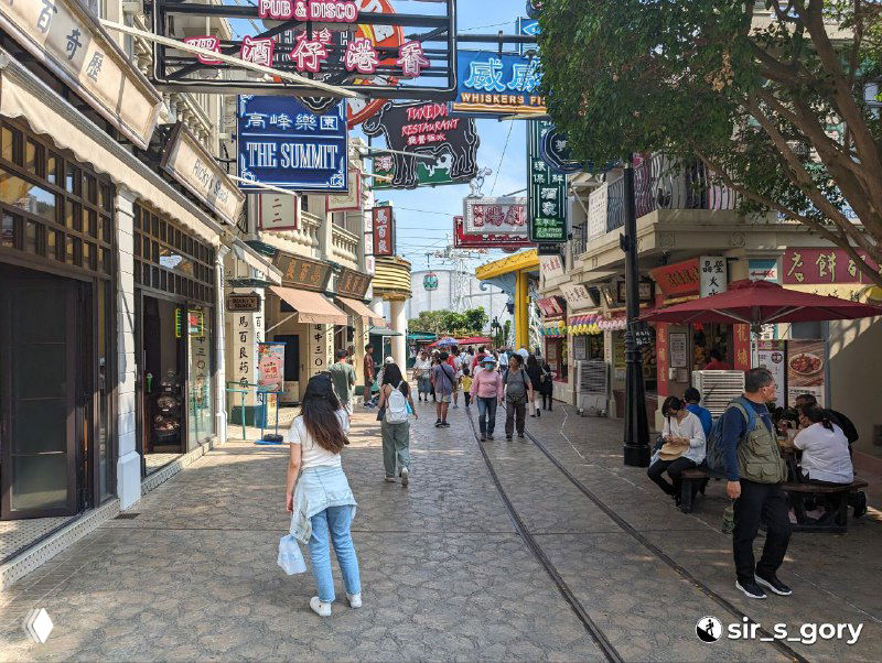 Узкая стилизованная под старый город улочка Old Hong Kong в Ocean Park с прохожими, вывесками и зонами для фотографий посетителей.