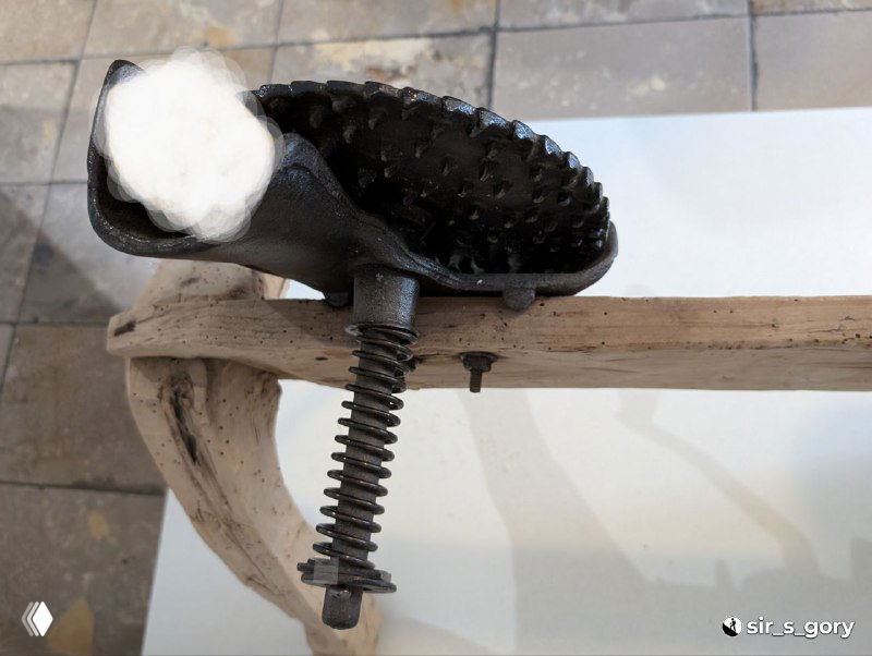 Необычное приспособление с винтовым зажимом и мягкой подкладкой на конце — музейный предмет, автор отмечает его как загадку для посетителей.