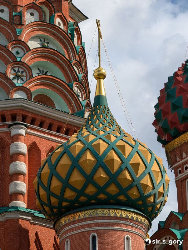 Очень крупный план одного купола с ромбовидным узором и позолоченным навершием, деталь архитектурной отделки храма.