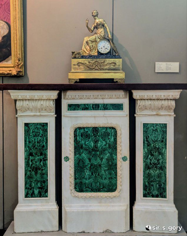 Малахитовый камин и настольные часы на пьедестале — интерьерный экспонат из собрания Демидовых в краеведческой части музея.