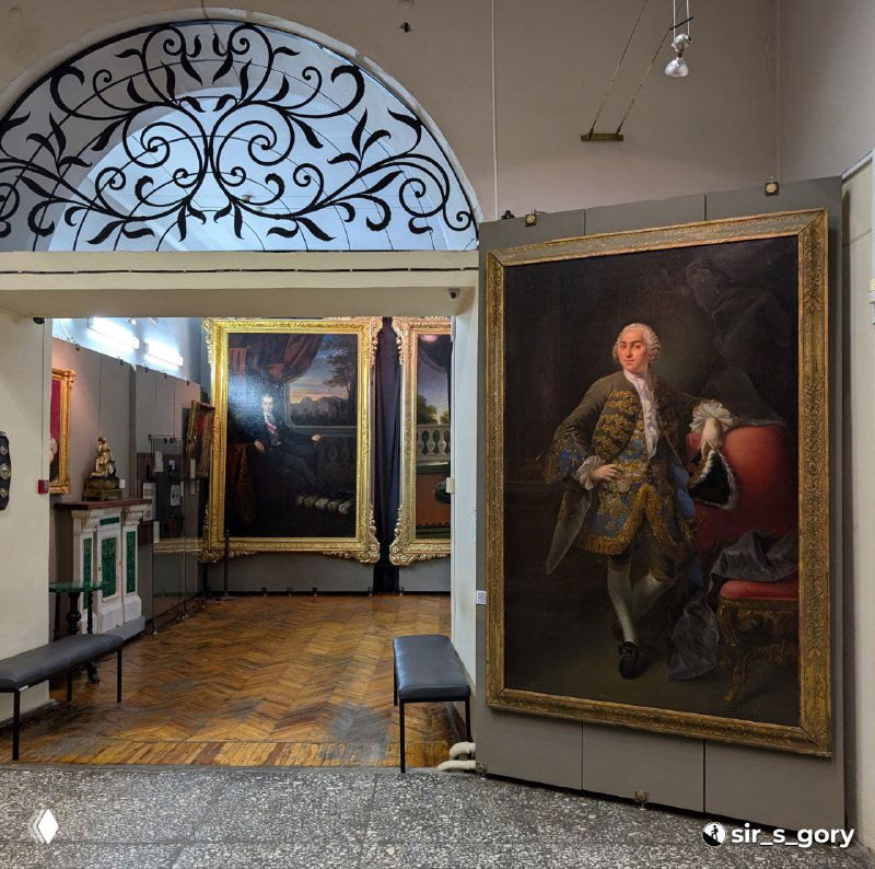 Зал музея с крупными портретными полотнами и паркетным полом — экспозиция Демидовских коллекций и историческое пространство.
