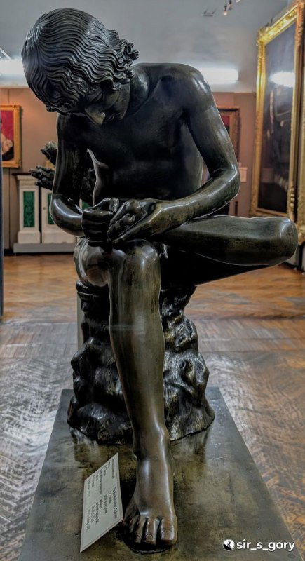 Бронзовая скульптура мальчика, вынимающего занозу — русская интерпретация античной темы, представленная в коллекции музея.