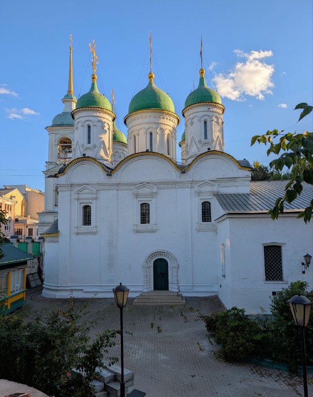 Самая старая церковь и первый небоскрёб на Садовом