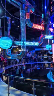 Детали неоновой подсветки и труб внутри выставочной инсталляции музея «Атом», разноцветные световые эффекты и элементы дизайна.