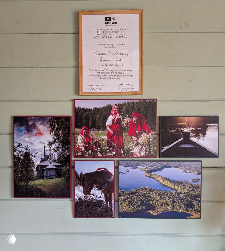 Фотоколлаж и диплом на стене визит‑центра: снимки деревенской жизни и документ о внесении Кенозерья в список наследия ЮНЕСКО