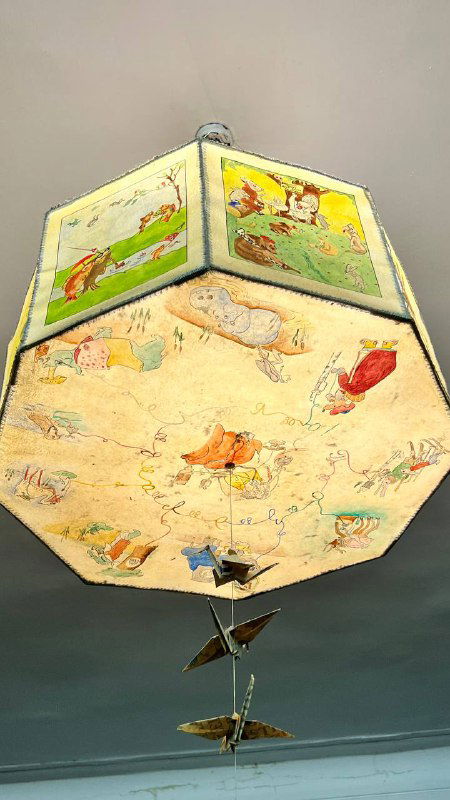 Подвесной шестигранный светильник с иллюстрациями из детских сказок Чуковского, вид снизу на расписные панели и сюжетные рисунки.