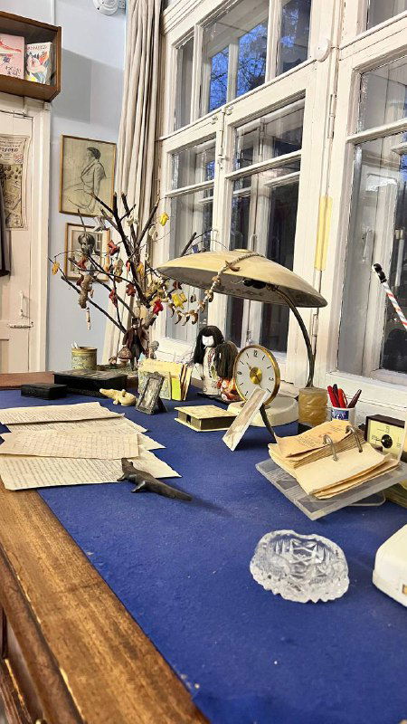 Рабочий стол в экспозиции дома Чуковского: бумаги, чернильница, игрушки и мелкие предметы обстановки, создающие атмосферу писательского кабинета.