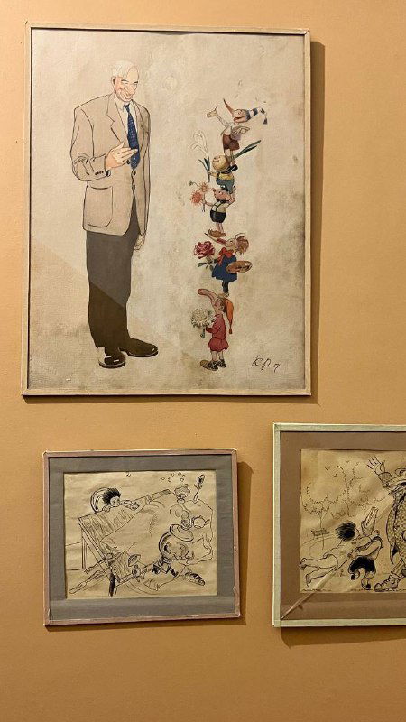 Картины и графические работы на стенах музея: портреты и иллюстрации, оформленные в рамах, показывающие художественную часть экспозиции Чуковского.