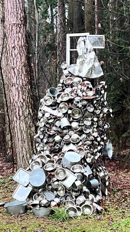 Скульптурная инсталляция из металлической посуды и кухонных предметов на территории музея — арт-объект, напоминающий наслоение детских историй и бытовых предметов.