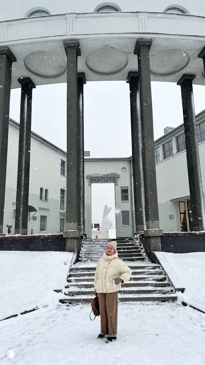 Жёлтый исторический трамвай, стоящий в снегопаде ночью; тёплый свет внутри и крупные снежные хлопья создают атмосферу уюта.