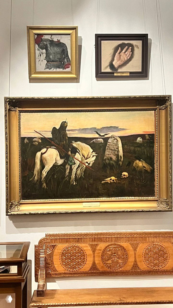 Композиция из нескольких картин: всадник на фоне степи и мелкие этюды над ним, музейный стенд и деревянная скамья внизу.