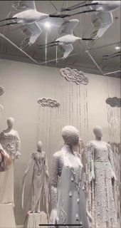 Фото вертикального видео-превью: кадр показывает композицию из манекенов и декоративных элементов, отобранных для мобильной демонстрации VR‑слоя.