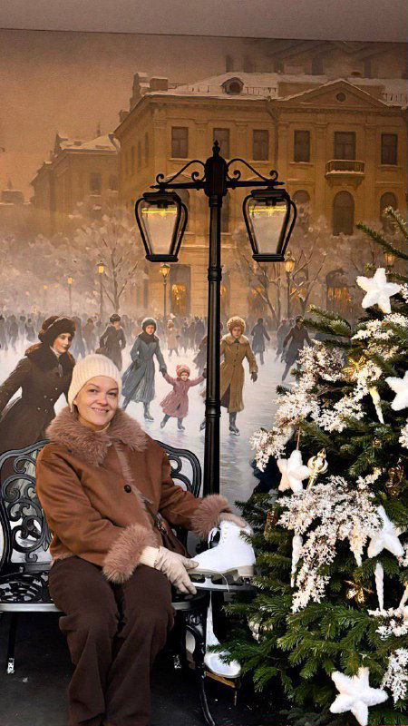 Сцена с винтажной уличной иллюстрацией зимнего катка, украшенные ели и фонарный столб — часть праздничной инсталляции на Старом Арбате.