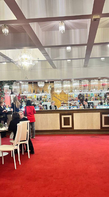 Буфет Малого театра: длинная стойка, витрины с товарами и люди у прилавка в антракте — место пересечения зрителей и разговоров между актами.