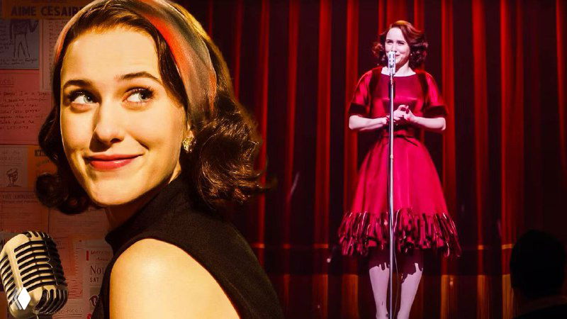 Близкий план героини в ярком платье у микрофона на маленькой сцене — акцент на мимике, костюме и чувстве уверенности персонажа