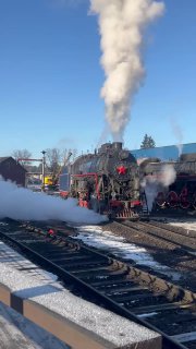 Старый паровоз на платформе Сортавальского вокзала, клубы пара и характерная красная звезда на фасаде локомотива в морозном утре.