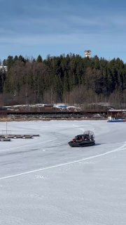 Аэролодка на льду озера Ляппяярви зимой: транспорт к островам Валаам и шхерам, замёрзшая поверхность и лесной фон.