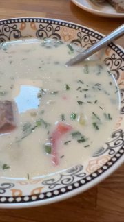 Миска супа с зеленью и кусочками рыбы в кафе — момент из трапезы в Доме Берга, гастрономическая деталь поста о Сортавале.