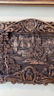 Резное деревянное панно Кронида Гоголева с видом Сортавалы и архитектурными деталями, многоуровневый рельеф крупным планом.