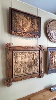 Несколько настенных резных панно в интерьере музея, разные форматы и орнаментальные рамки, вид на экспозицию.