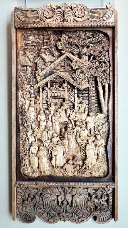 Вертикальное панно с сюжетной сценой и растительным орнаментом, резьба по дереву с глубокими слоями и сценическим сюжетом.