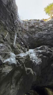 Каменные своды и замёрзшие струи воды в глубине Рускеалы: ледяные наросты и тёмные живые фактуры мрамора внутри карьера.