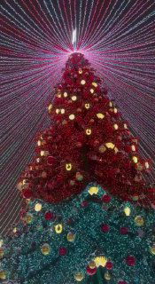 Красная ёлка с золотыми украшениями и лучами светового купола над ней; ночная сцена с праздничной подсветкой и снежинками в воздухе.