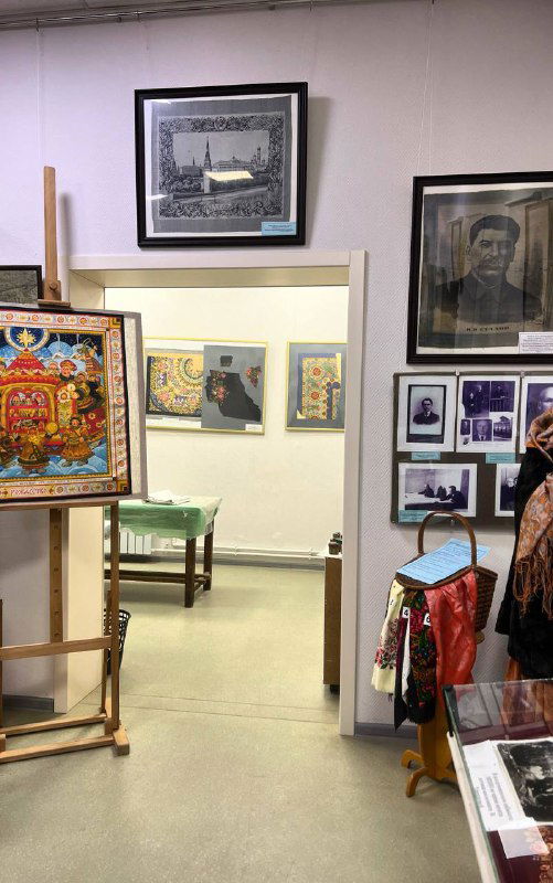 Интерьер музея: картины, стенды и экспонаты, открывающие взгляд на мастерскую и художественную сторону производства платков и шалей.