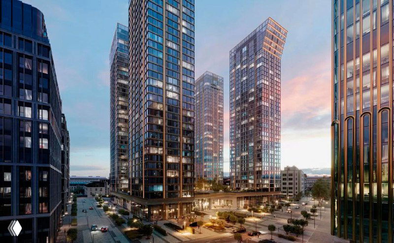 Ночной рендер центральной площади жилого комплекса с высокими стеклянными корпусами, освещённой улицей и входными группами на уровне площадки.