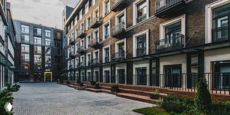 Внутренний двор в европейском стиле: фасады малой этажности, пешеходные дорожки, лавочки и элементы благоустройства — рендер для продажи.