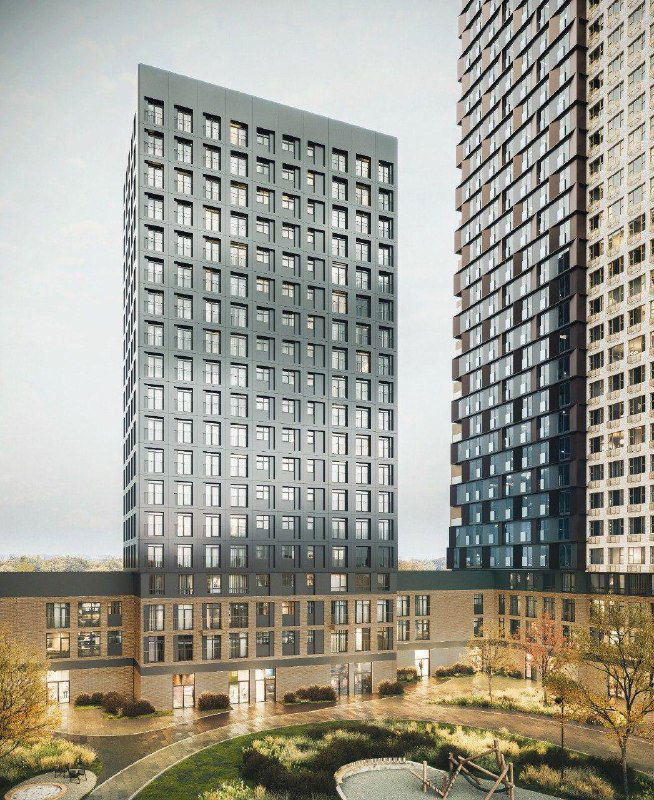 Крупный план нижней части жилого комплекса: стильный подиум, входы в коммерческие пространства и благоустроенная территория перед домом.